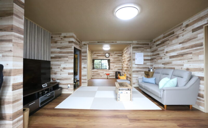 【フルリノベ】築55年　個室を繋げて間取りを変更。木目の壁がステキな広々リビングの家