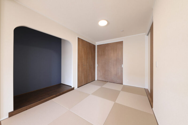 江南市の中古戸建てを断熱フルリノベーションしたリビングのヌックと収納事例