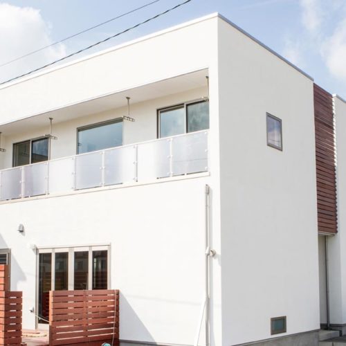 吹抜けに渡り廊下のある開放感いっぱいの家 愛知県江南市 名古屋市 一宮市で新築木造 Rcコンクリートのデザイン注文住宅 一戸建てを建てる地域密着の工務店 ホームアンドニコ 安井建設