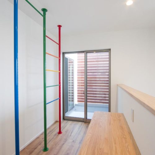 吹抜けに渡り廊下のある開放感いっぱいの家 愛知県江南市 名古屋市 一宮市で新築木造 Rcコンクリートのデザイン注文住宅 一戸建てを建てる地域密着の工務店 ホームアンドニコ 安井建設