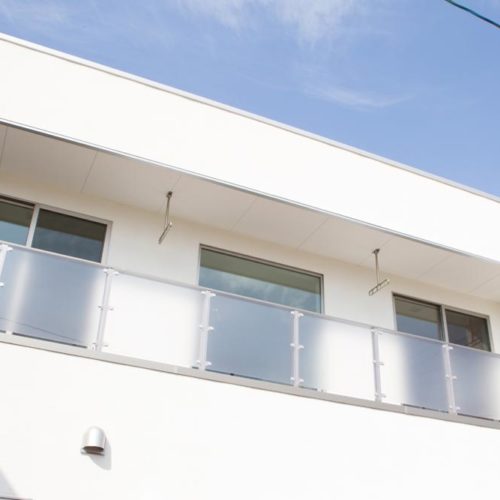 吹抜けに渡り廊下のある開放感いっぱいの家 愛知県江南市 名古屋市 一宮市で新築木造 Rcコンクリートのデザイン注文住宅 一戸建てを建てる地域密着の工務店 ホームアンドニコ 安井建設