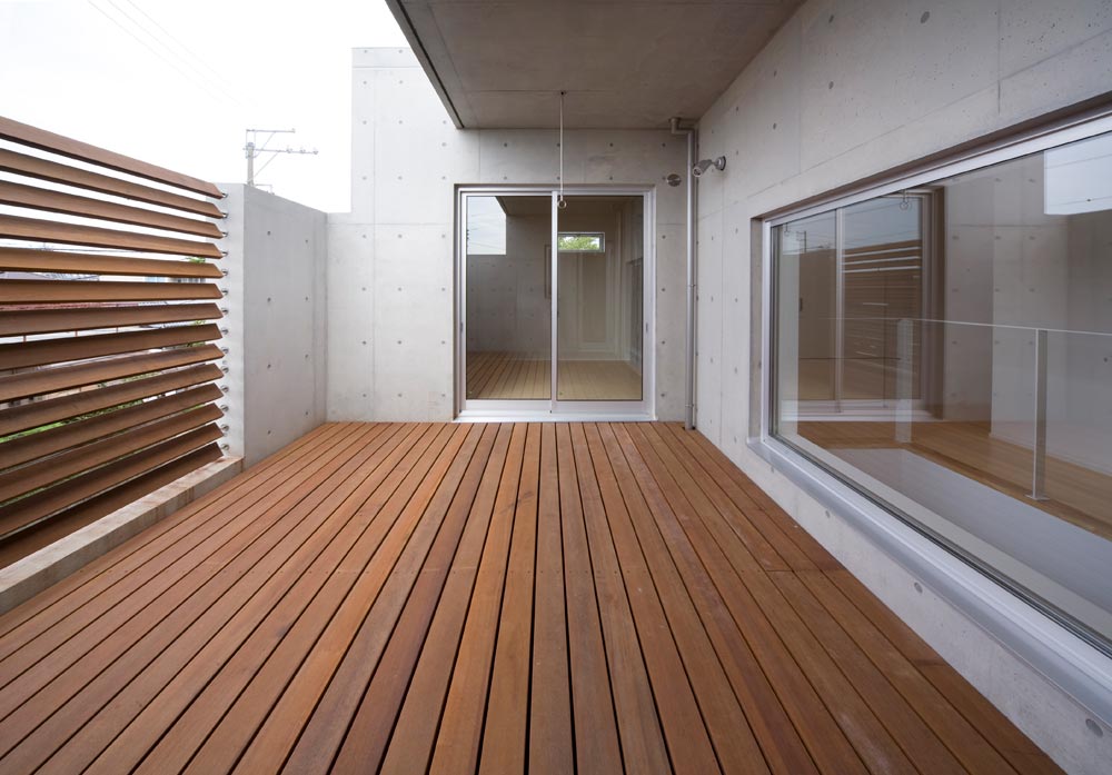 オーバーハングバルコニーのある家 愛知県江南市 名古屋市 一宮市で新築木造 Rcコンクリートのデザイン注文住宅 一戸建てを建てる地域密着の工務店 ホームアンドニコ 安井建設